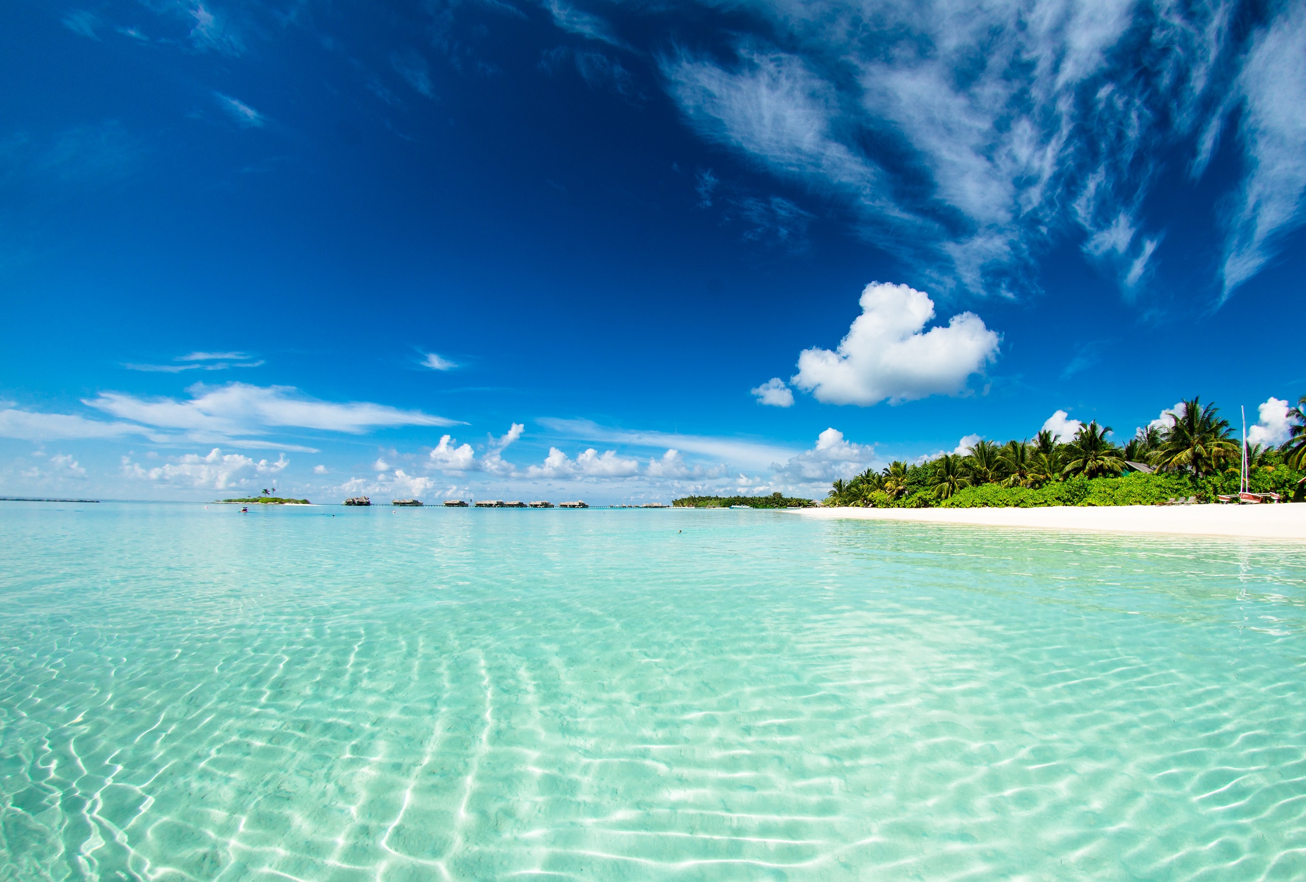 Malediven-Insel mit türkisblauem Meer